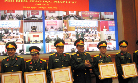 Bộ Quốc phòng: Khen thưởng 84 tập thể, cá nhân có thành tích xuất sắc trong công tác PBGDPL