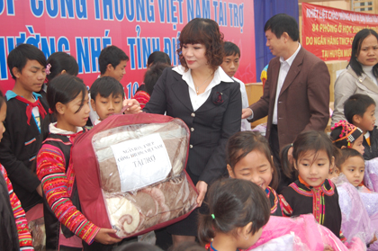 Mang niềm vui về Mường Nhé