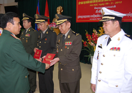 Bế giảng lớp đào tạo cán bộ cao cấp Quân đội Hoàng gia Cam-pu-chia