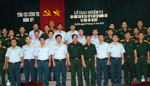 Giao nhiệm vụ cho đoàn cán bộ quân sự cấp cao đi học tập ở nước ngoài