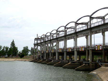 Nước mặn xâm nhập, người dân lao đao