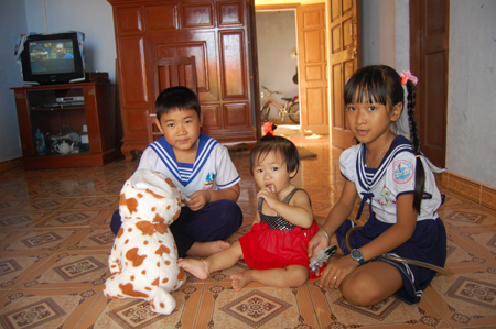 Gặp bé Trường Xuân ở Trường Sa