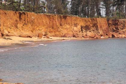 Biển lấn nhà dân