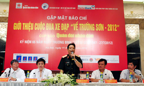Họp báo giới thiệu Giải đua xe đạp “Về Trường Sơn 2012” tranh Cúp Báo Quân đội nhân dân