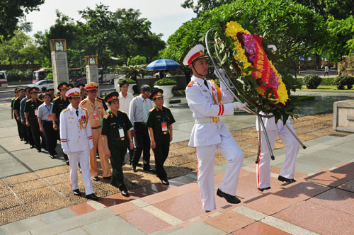 BTC Giải đua xe đạp “Về Trường Sơn 2012” vào Lăng viếng Chủ tịch Hồ Chí Minh