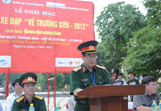 Khai mạc Giải đua xe đạp “Về Trường Sơn 2012- Cúp Báo Quân đội nhân dân”: Quyết liệt ngay  từ chặng đầu tiên