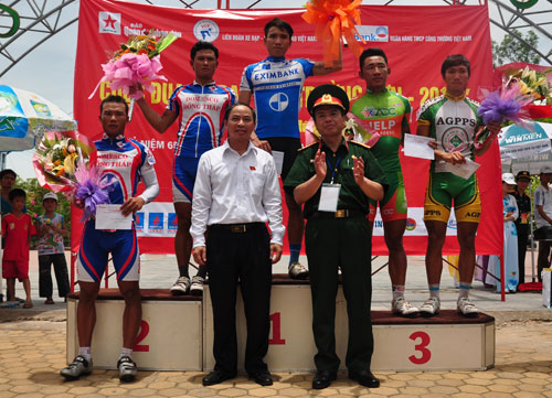 Chặng 3, Giải đua xe đạp “Về Trường Sơn 2012- Cúp Báo Quân đội nhân dân”: Tay đua Mai Nguyễn Hưng xuất sắc cán đích đầu tiên