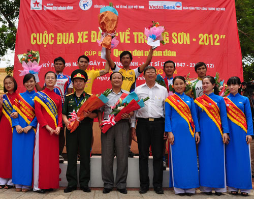 Chặng 4, Giải đua xe đạp “Về Trường Sơn 2012- Cúp Báo Quân đội nhân dân”: Cua -rơ Nguyễn Văn Cương, đội Hà Nội về đích đầu tiên