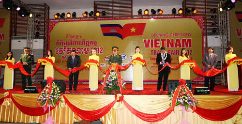 Khai mạc Hội chợ Thương mại Việt Nam tại Cam-pu-chia năm 2012: Dấu ấn của tình hữu nghị bền chặt