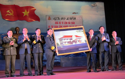 Bàn giao Nhà văn hóa đa năng trên đảo Sinh Tồn