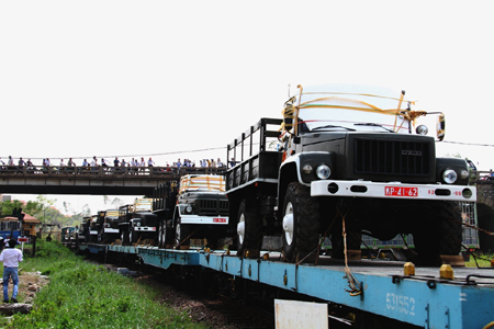 Cỗ linh xa, xe ô tô và các thiết bị cần thiết khác đã đến Quảng Bình