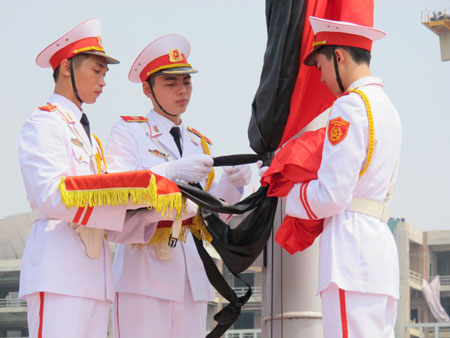 Lễ treo cờ rủ Quốc tang Đại tướng tại Quảng trường Ba Đình (clip)