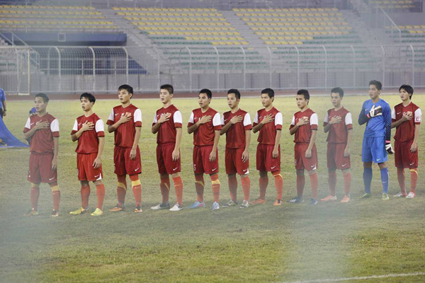 U19 Việt Nam đeo băng đen mặc niệm Đại tướng Võ Nguyên Giáp