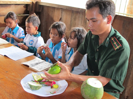 Lính biên phòng nâng bước trò nghèo