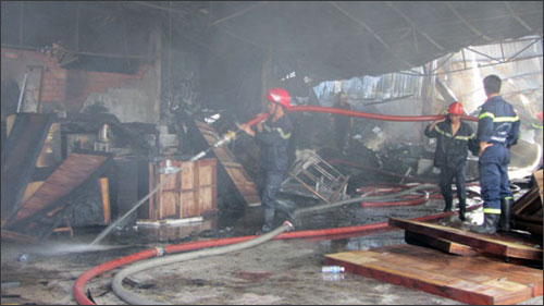 Cháy 1.000m2 nhà xưởng, nhiều hàng hóa bị thiêu rụi 