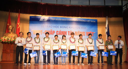 10 thủ khoa các trường đại học tại Hà Nội nhận học bổng khuyến học