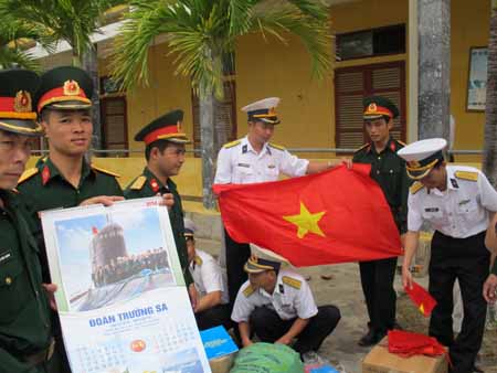 Đưa hàng Tết ra Trường Sa