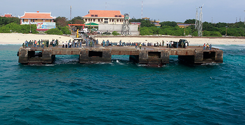 Hàng Tết đã tới “thủ đô” của Trường Sa