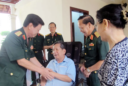 Thăm các đồng chí nguyên Thứ trưởng Bộ Quốc phòng đang nghỉ hưu tại TP Hồ Chí Minh