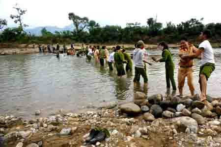 Về Ba Tơ giúp dân “dọn” lũ 