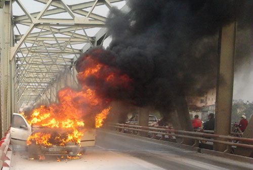 Cháy ô tô trên cầu Chương Dương