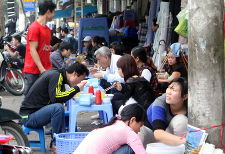 Quản lý thức ăn đường phố: Khó có hiệu quả tức thì