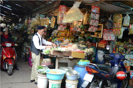 Thị trường hàng hóa, dịch vụ đầu Xuân Quý Tỵ: Cung đủ cầu nhưng giá vẫn cao