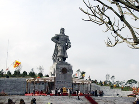 Dâng hương kỷ niệm 225 năm Nguyễn Huệ lên ngôi Hoàng đế tại núi Bân