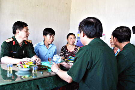 Thiếu tướng Nguyễn Trọng Nghĩa kiểm tra công tác tuyển quân tại Tiền Giang