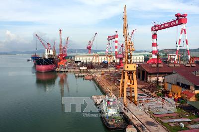 Bài 2: Đổi mới, tái cơ cấu - Yêu cầu tất yếu