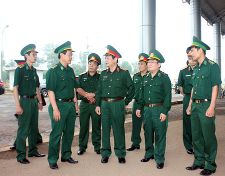 Thượng tướng Nguyễn Thành Cung kiểm tra tuyến biên giới tỉnh Gia Lai