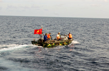 Cảnh sát biển Việt Nam tặng quà cán bộ, chiến sĩ đảo Đá Thị