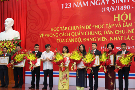 Đóa hoa thơm dâng Bác