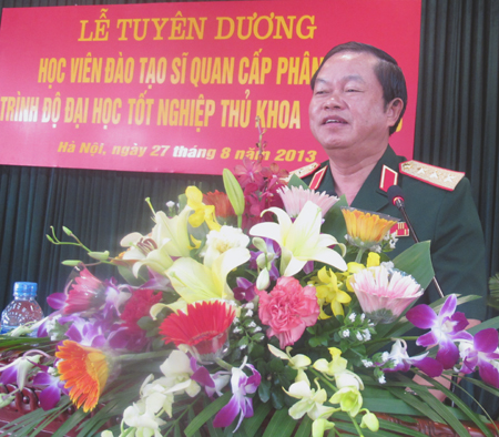 Chăm lo bồi dưỡng nhân tài, xây dựng Quân đội