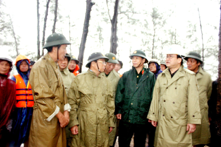 Phó Thủ tướng Hoàng Trung Hải kiểm tra, chỉ đạo ứng phó bão số 10