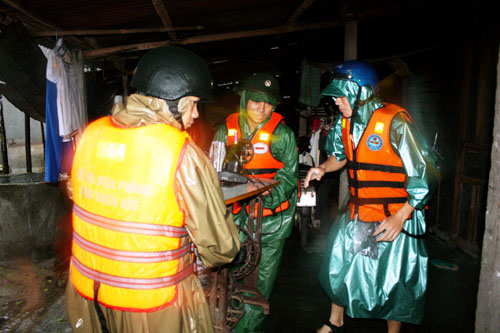 Quân, dân sát cánh chống bão