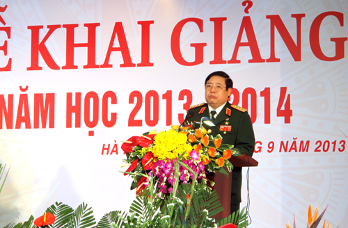 Bộ trưởng Phùng Quang Thanh dự Lễ khai giảng năm học mới tại Trường THCS - THPT Trần Quốc Tuấn (Xem clip)