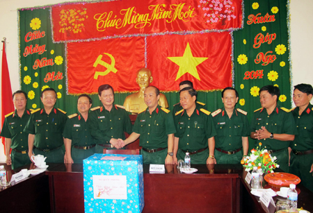 Thượng tướng Nguyễn Thành Cung kiểm tra, chúc Tết các đơn vị tại TP Hồ Chí Minh