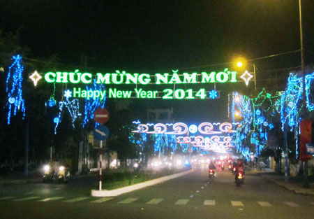 Phố biển Nha Trang rực rỡ ánh đèn đón Xuân Giáp Ngọ