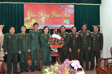 Bộ CHQS tỉnh Khăm Muộn (Lào) chúc Tết Bộ đội Biên phòng Quảng Bình