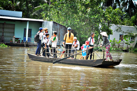 Tỉnh Hậu Giang: Nguy hiểm đò ngang chở học sinh