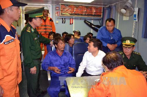 Tàu SAR 274 lai dắt an toàn tàu QNG 94780 bị nạn cập bờ Quy Nhơn 