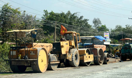 Quốc lộ 13: Thi công ì ạch, người dân 