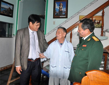 Tặng quà các Anh hùng và thân nhân Anh hùng LLVT nhân dân