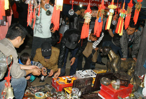 Đi chợ Viềng mua may, cầu lành