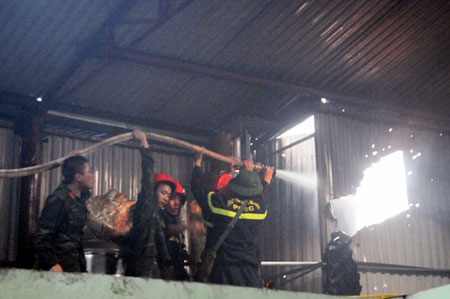 Cán bộ, chiến sĩ Tiểu đoàn Đặc công 18 tham gia chữa cháy