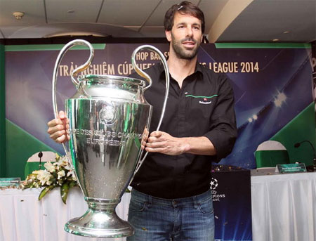 Ruud Van Nistelrooy mang cúp UEFA Champions League đến Việt Nam