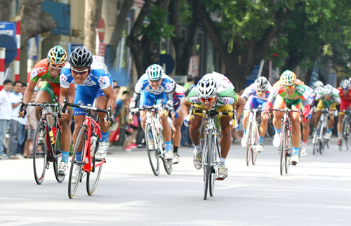 Khai mạc cuộc đua xe đạp toàn quốc mở rộng “Về Điện Biên Phủ 2014 - Cúp Báo Quân đội nhân dân”