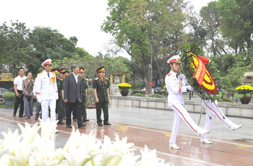 Dâng hương Bác Hồ, các Anh hùng liệt sĩ và Đại tướng Võ Nguyên Giáp