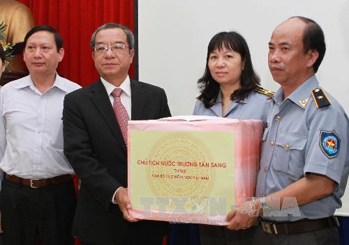 Trao quà của Chủ tịch nước tặng các lực lượng đang bảo vệ chủ quyền Tổ quốc 